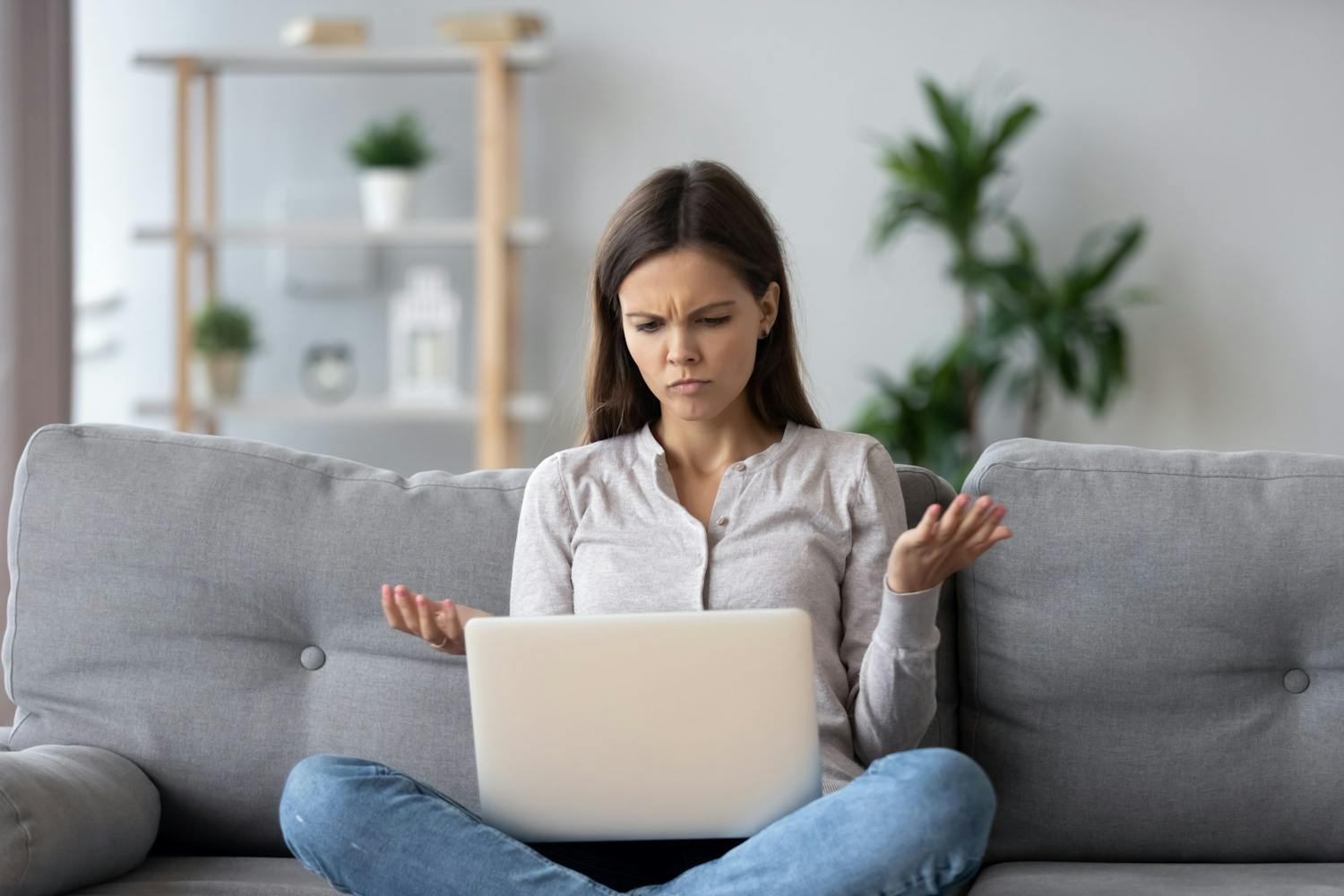 Hon undrar vad som händer.